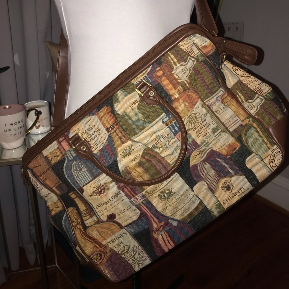 Tote bag with wine bottles on it